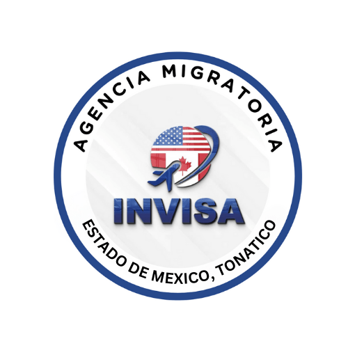 Logotipo de INVISA, una agencia de inmigración, con un diseño circular. La mitad superior dice "Agencia Migratoria" y la mitad inferior dice "Estado de México, Tonatico". El centro muestra banderas de EE. UU., Canadá y México con una flecha estilizada, destacando su experiencia en procesos migratorios.